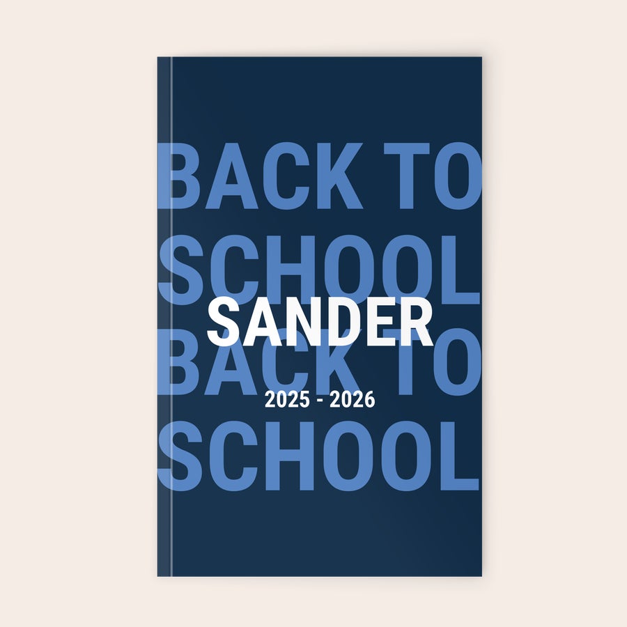 Schoolagenda 2025-2026 Donkerblauwe, gepersonaliseerde schoolagenda met witte naam Sander en jaar 2025-2026, full colour bedrukt met het patroon Back to School