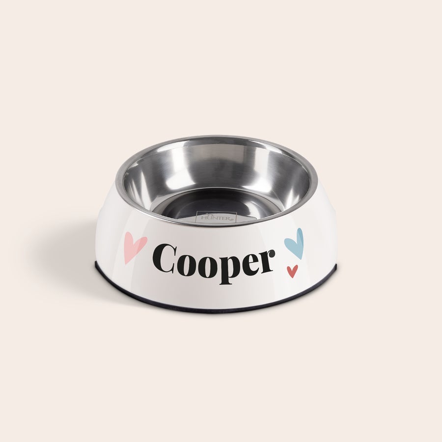 Hunde madskål Personlig madskål til hunde, hvid med stålindsats, trykt med navnet Cooper og små hjerter.