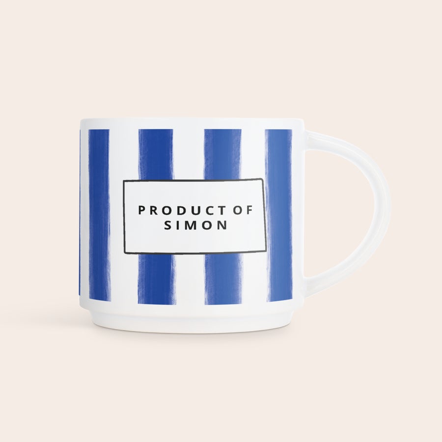 Stapelbare tassen mit Foto Weiße, stapelbare Fototasse mit blauen Streifen und gedrucktem Text "PRODUCT OF SIMON" als Erinnerung.