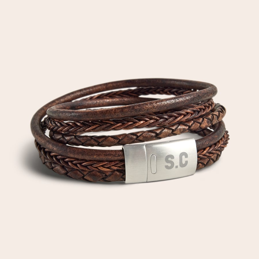 Steel & Barnett luksuriøst læderarmbånd med indgravering Det indgraverede læderarmbånd til mænd i brun, flettet læder med graverede initialer på stållåsen