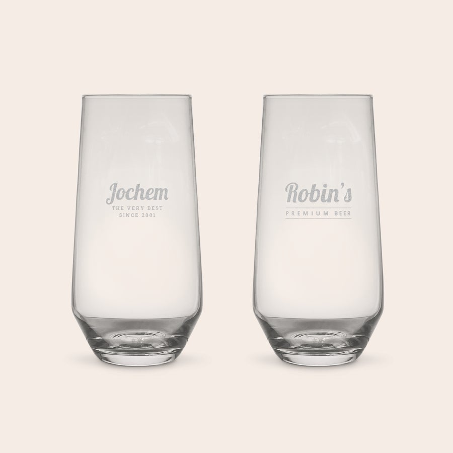 Waterglas graveren Twee kristallen waterglazen, gepersonaliseerd met namen en boodschappen zoals 'Jochem THE VERY BEST SINCE 2001' en 'Robin's PREMIUM BEER', gegraveerd voor elk moment bijzonder.