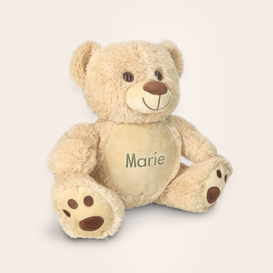 Personlig bamse med brodert mage Lysbrun bamse med grønn brodert tekst Marie på magen. En personlig bamse med brodert mage.