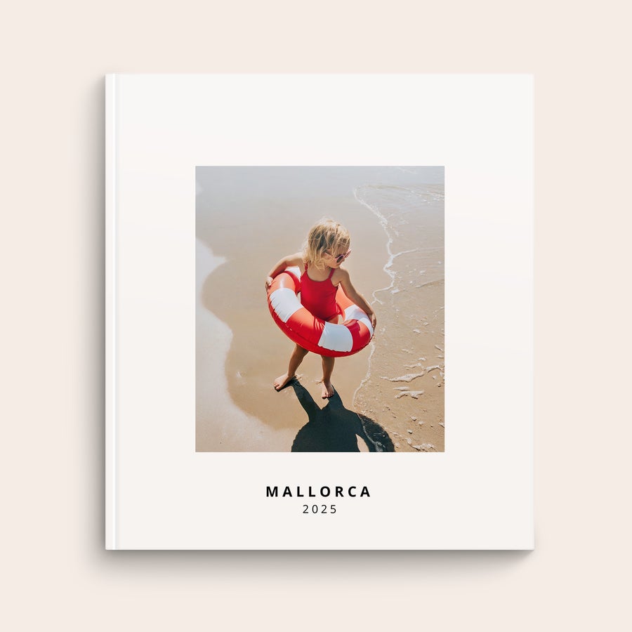 Personalizované fotoalbum Personalizované fotoalbum s fotografií holčičky na pláži a textem Mallorca 2025. Vytvořte si cenný suvenýr s personalizovaným fotoalbem.