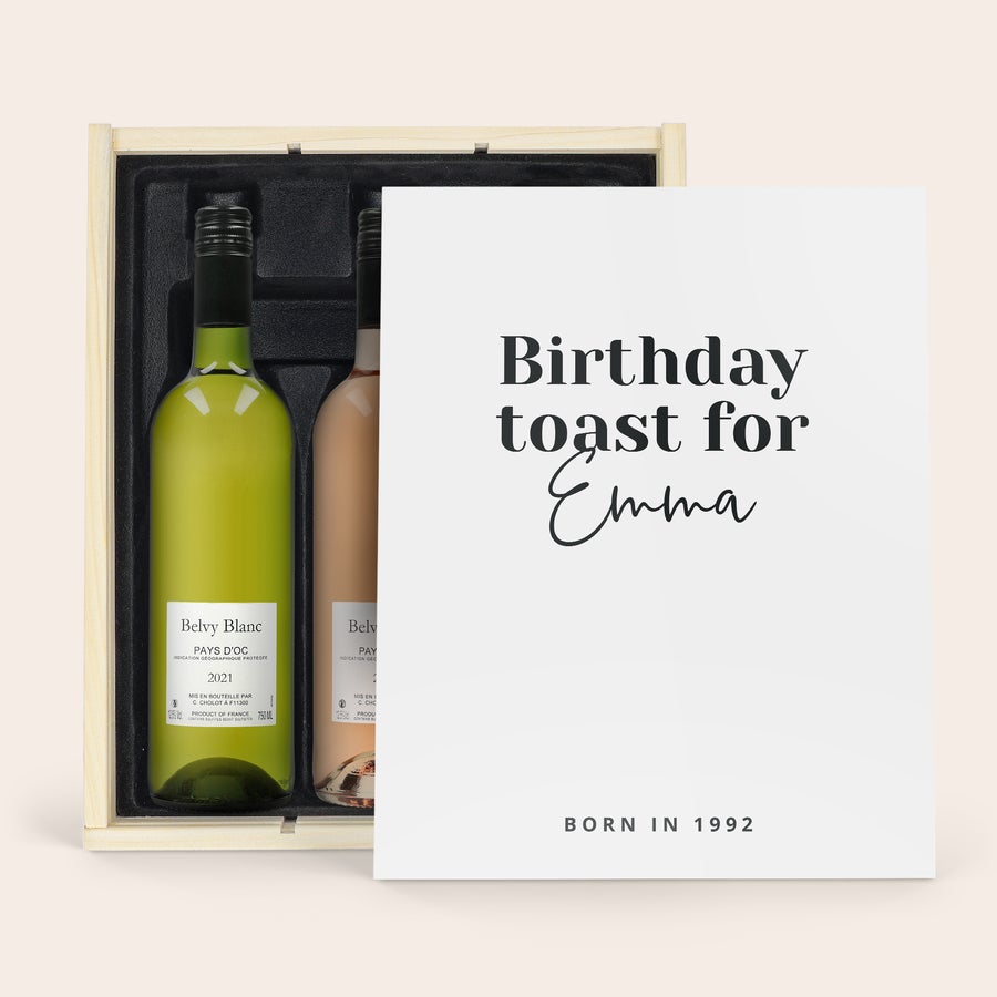 Set cadou vin - Belvy - Roșu, alb și roz Set de cadouri personalizat cu doua sticle de vin alb si rose Belvy si cutie din lemn inscriptionata "Birthday toast for Emma, Born in 1992", ideal pentru un cunoscator de vinuri.