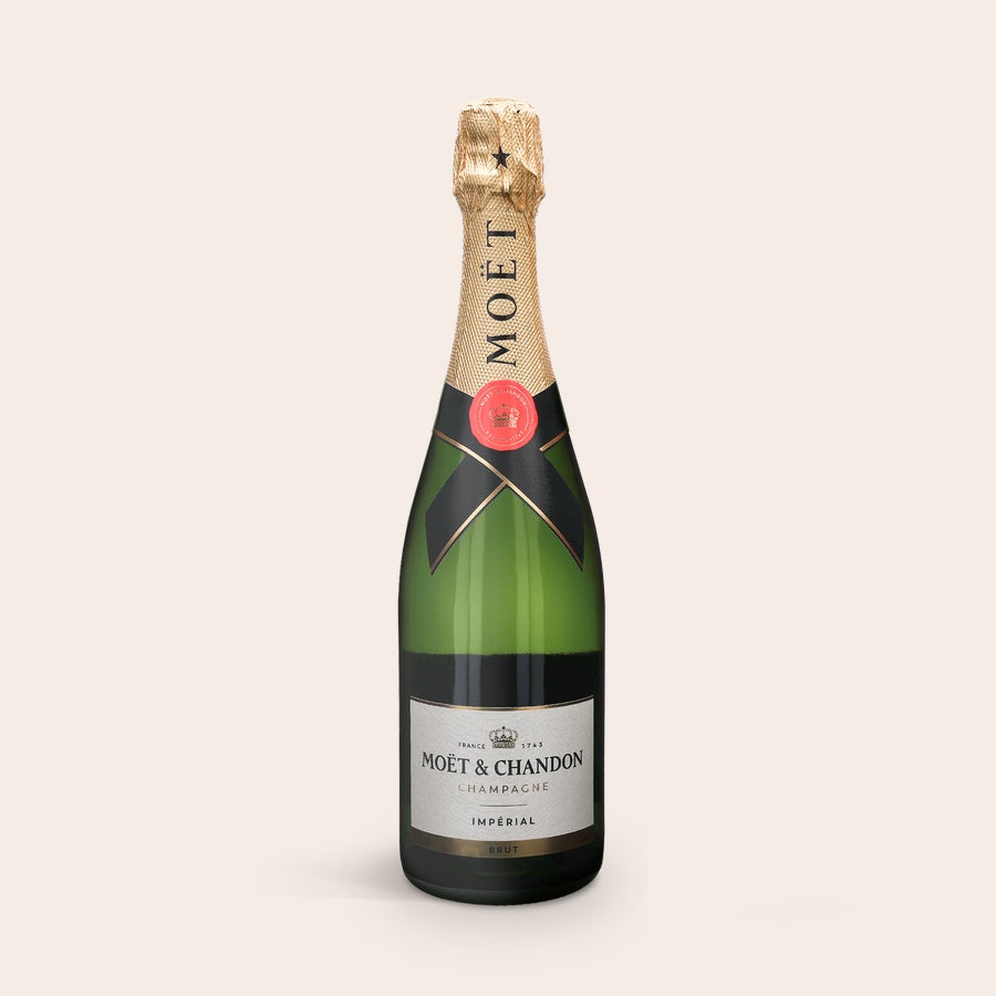 Personalised champagne gift - Moet & Chandon (750 ml) - Engraved wooden case Personalised champagne gift - Moet & Chandon (750 ml) - Engraved wooden case