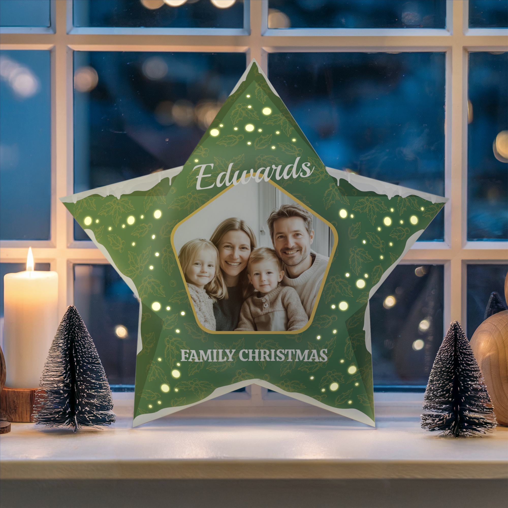 Zelená vianočná hviezda s potlačou mena Edwards, rodinnej fotografie a nápisu FAMILY CHRISTMAS, rozžiarte sviatky osobným dotykom.