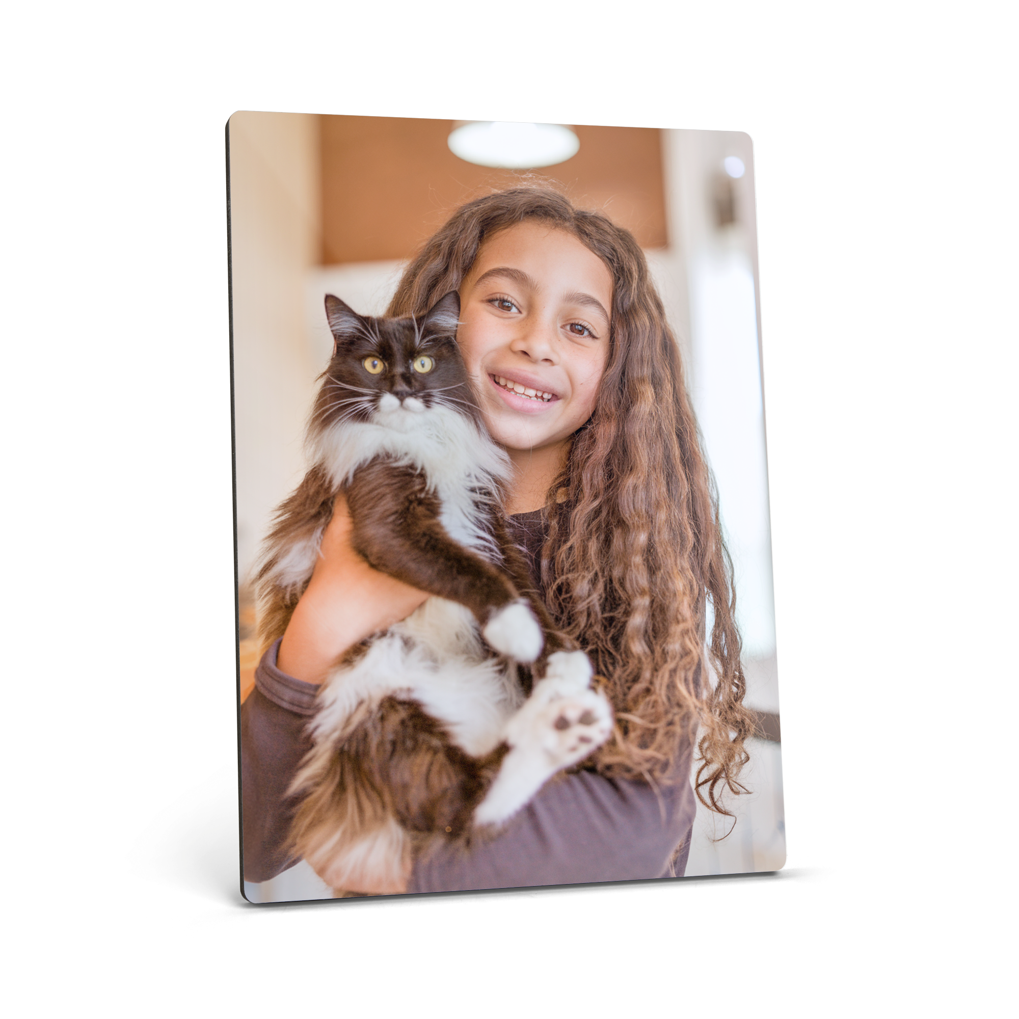 Chromaluxe fotostandaard bedrukt met een glimlachend kind dat een zwarte kat vasthoudt. Leg je mooiste herinneringen vast.