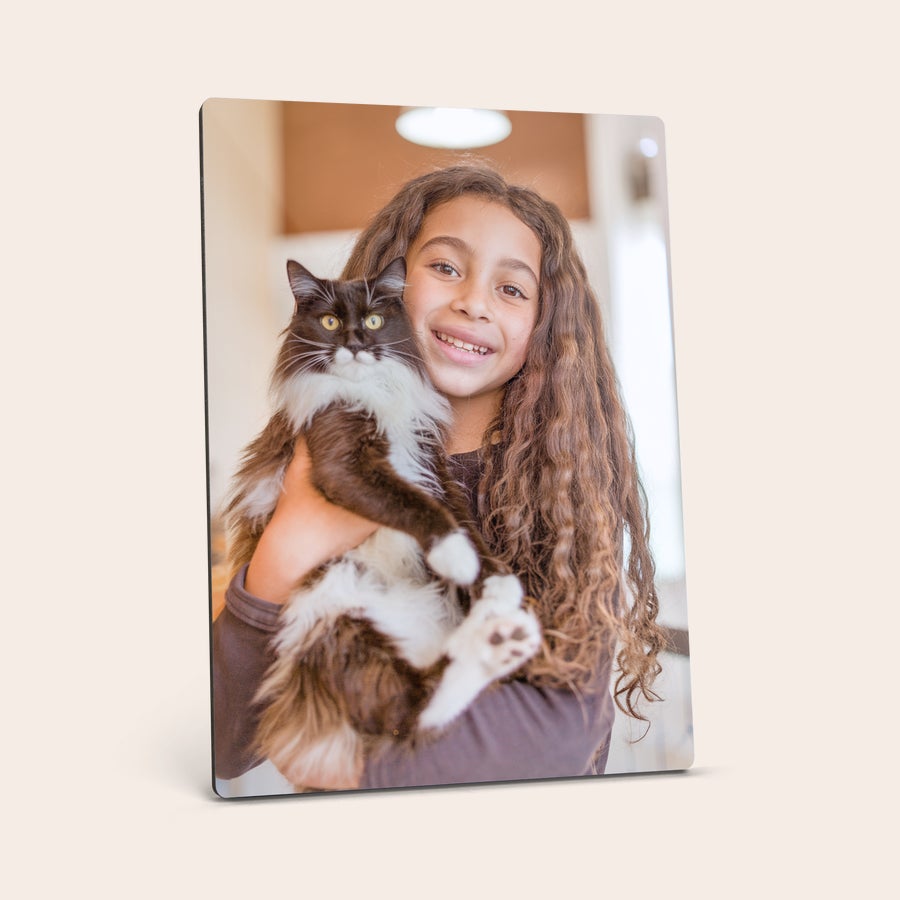 Impressão de fotos com suporte Suporte de foto em cartão duro com foto impressa de uma menina sorridente e seu gato preto e branco