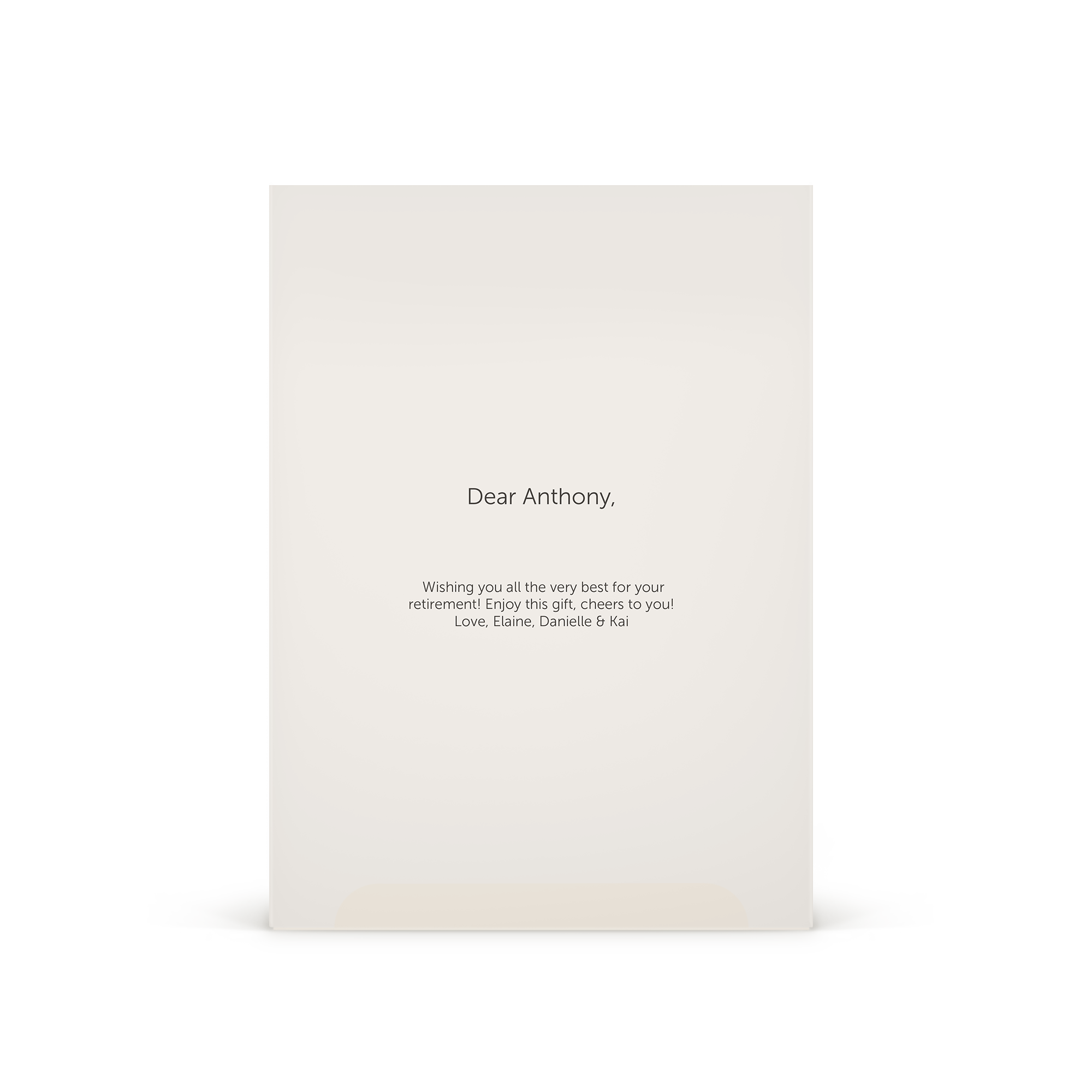 Interiorul unei cutii deschise de set cadou personalizat de wellness pentru bărbați, cu un mesaj imprimat "Dear Anthony, Wishing you all the very best for your retirement! Enjoy this gift, cheers to you! Love, Elaine, Danielle & Kai".