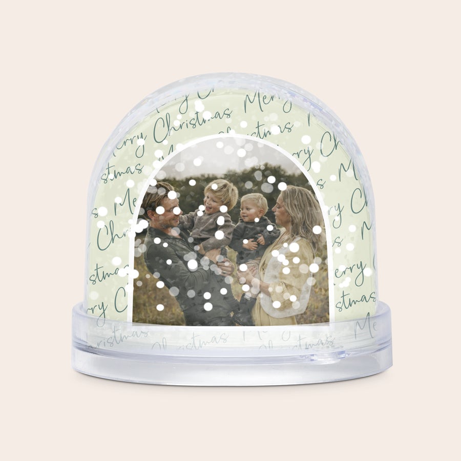 Glob de zăpadă Glob de zăpadă personalizat cu zăpadă, o fotografie de familie și textul "Merry Christmas" tipărit.