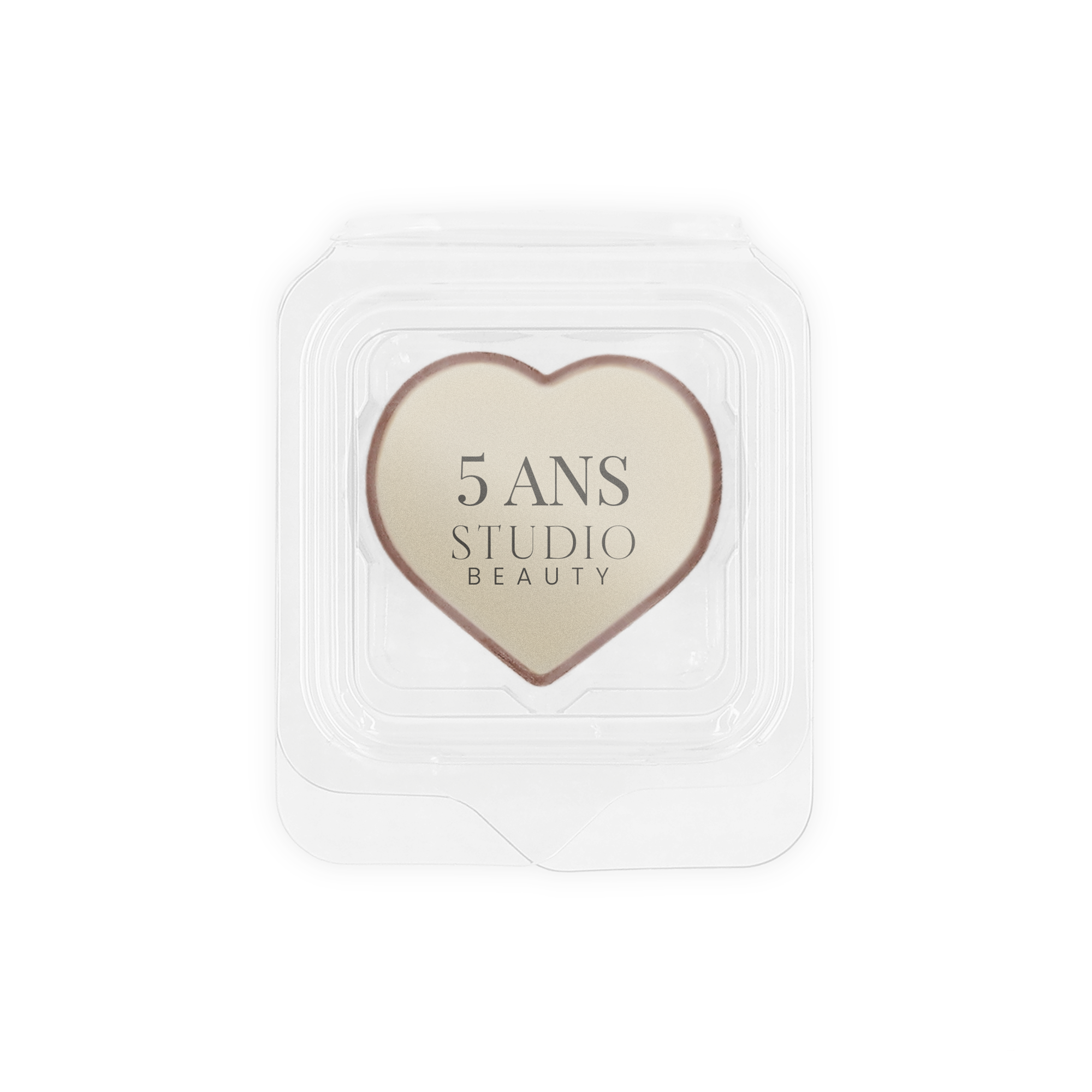 Chocolat en forme de cœur imprimé avec le texte 5 ANS STUDIO BEAUTY, un délice personnalisé.