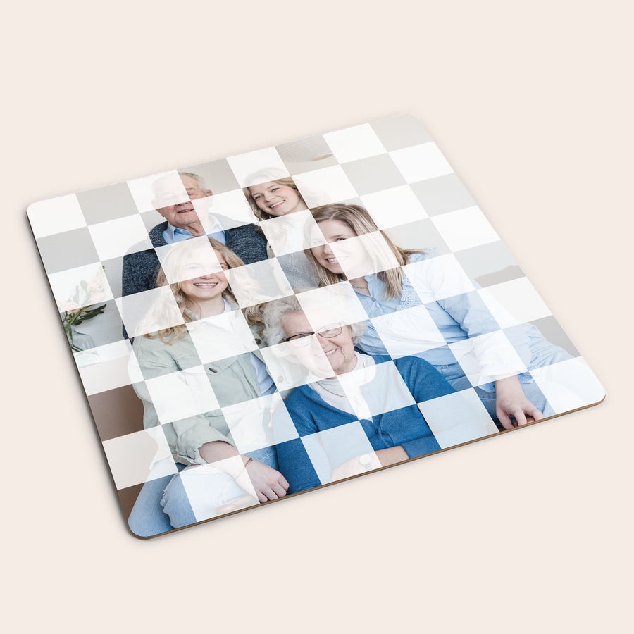 Gepersonaliseerd schaakbord Een schaakspel met een familie foto, waarbij de foto geprint is op het gepersonaliseerde schaakbord.