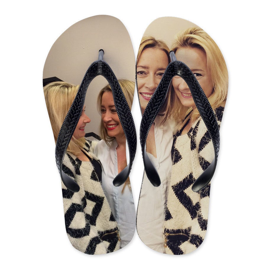Individuelle Zehensandalen als Geschenk mit aufgedrucktem Foto von zwei lächelnden Frauen