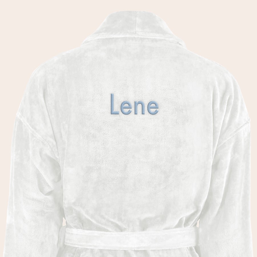 Badekåpe for kvinner med navn Myk hvit badekåpe brodert med navnet "Lene" i blått, en personlig gave med egen tekst.