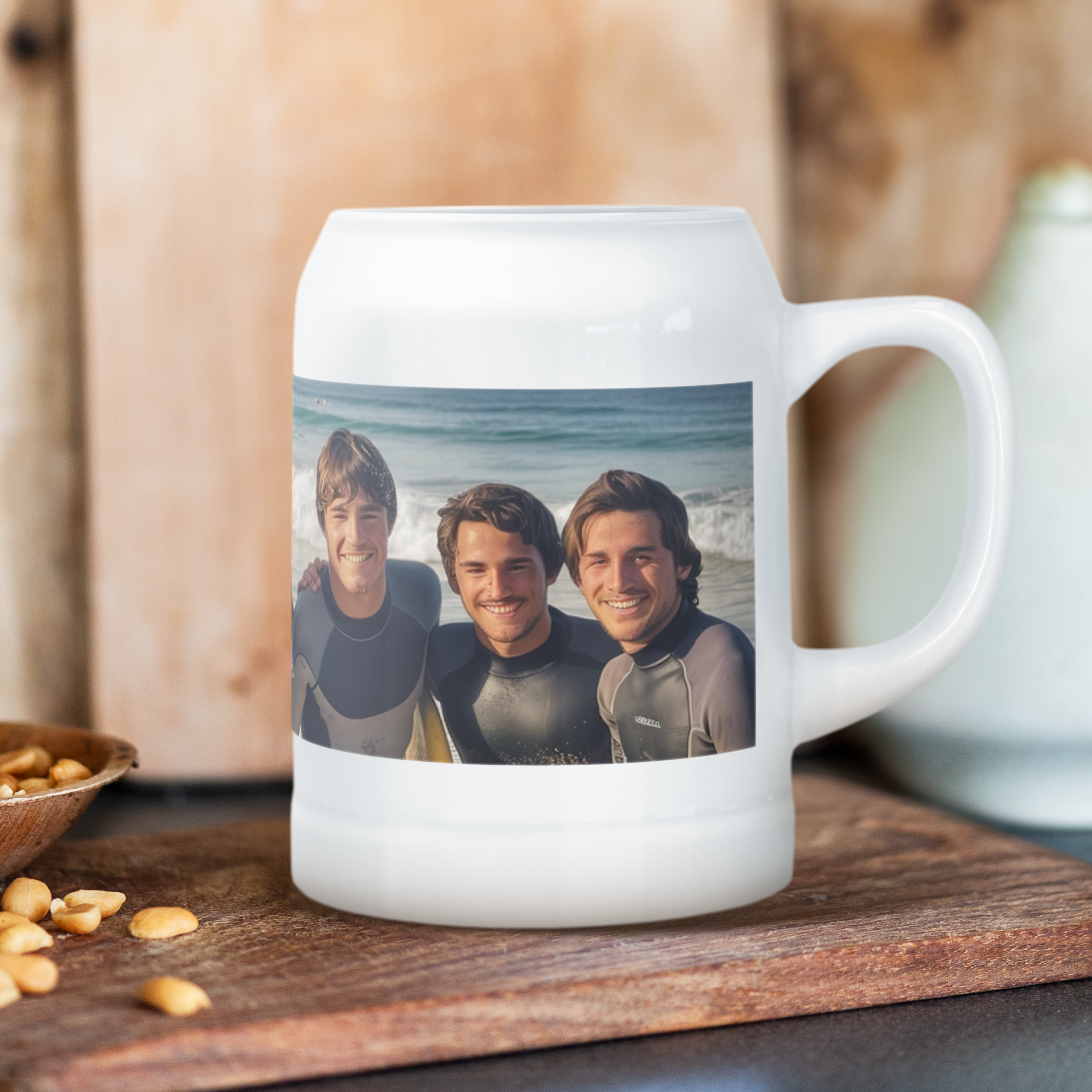 Personalisierter Bierkrug mit einem aufgedruckten Foto von drei lachenden Männern am Strand, perfekt für dein Lieblingsbier.