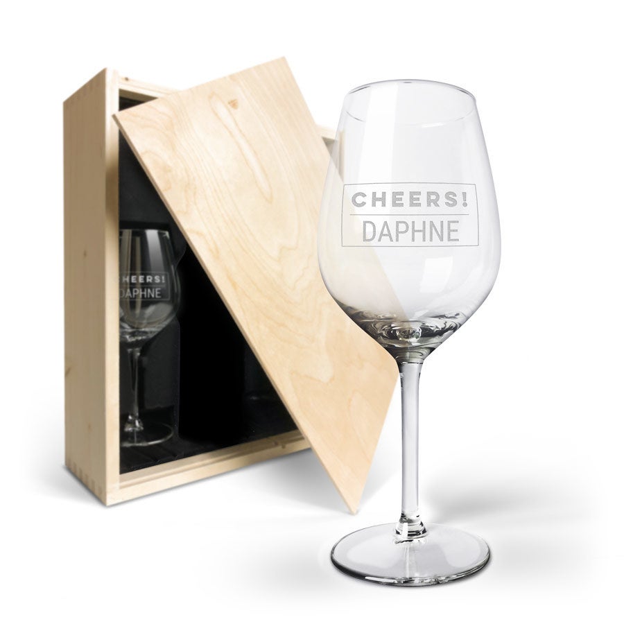 Caisse à vin avec 2 verres gravés et compartiment pour bouteille Caisse à vin avec 2 verres gravés et compartiment pour bouteille