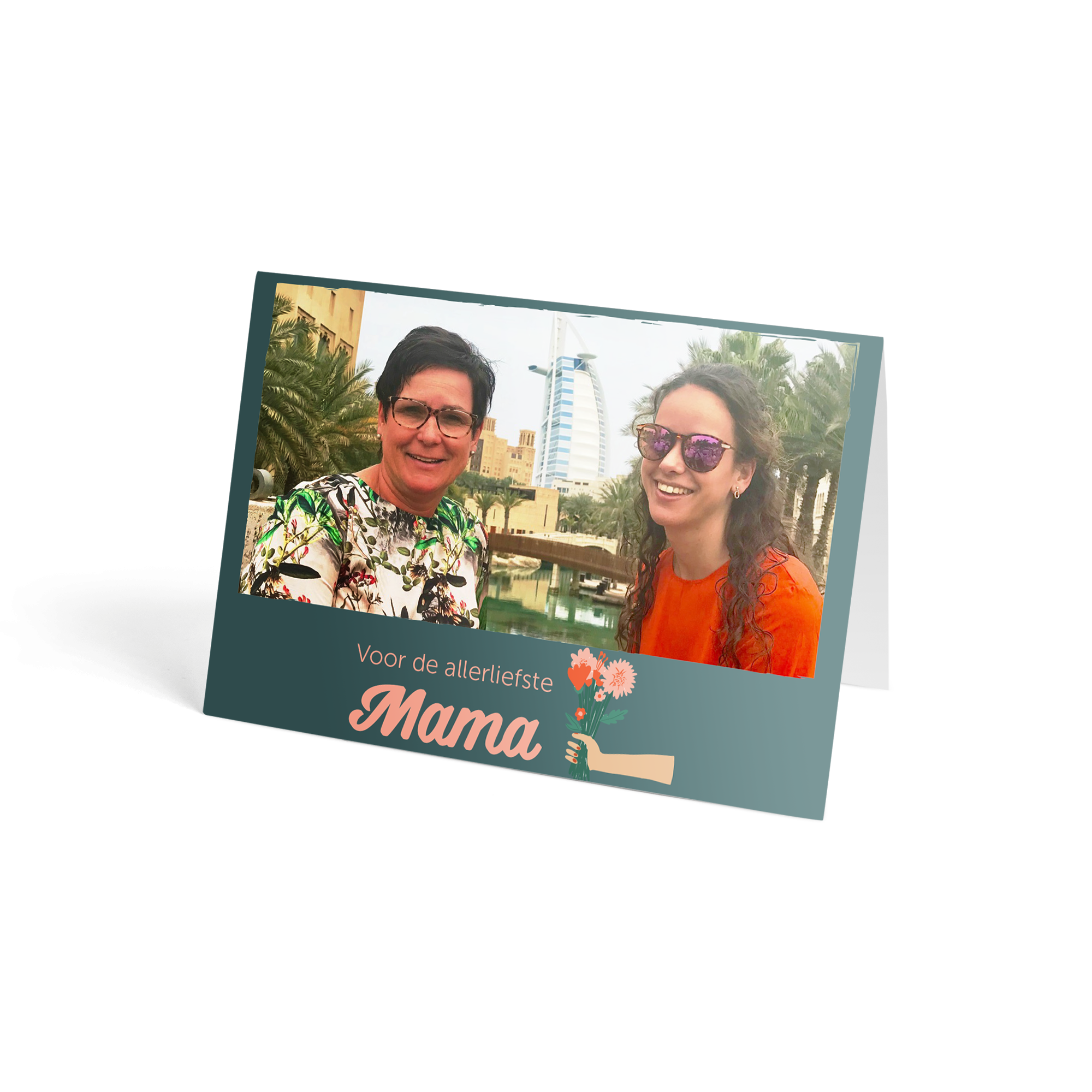 Gepersonaliseerde wenskaart met eigen foto en tekst 'Voor de allerliefste Mama', onderdeel van Brievenbusbloemen met persoonlijke kaart - Gele rozen.