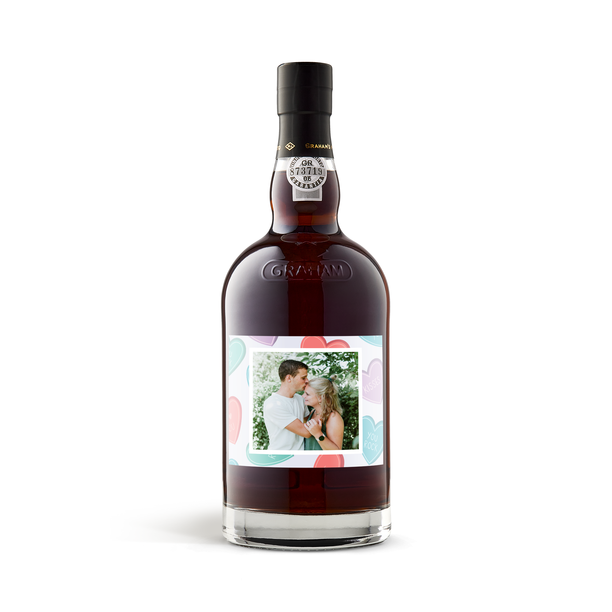 Fles port met een persoonlijk etiket bedrukt met een foto van een stel en hartjes.