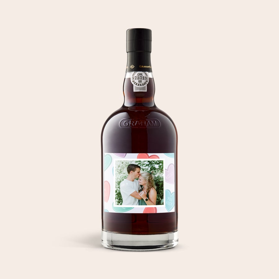 Port Graham's 20 Years personaliseren Fles port met een persoonlijk etiket bedrukt met een foto van een stel en hartjes.