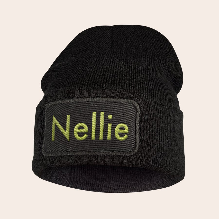 Broderad hatt Svart beanie för barn med broderat namn Nellie i neon grönt, håller de små öronen varma med en cool mössa.