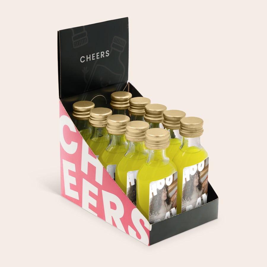 Személyre szabott mini alkoholos palackok Tíz üveg személyre szabott mini limoncello Happy Birthday felirattal és női fényképpel egyedi gyűjteményt alkotva.
