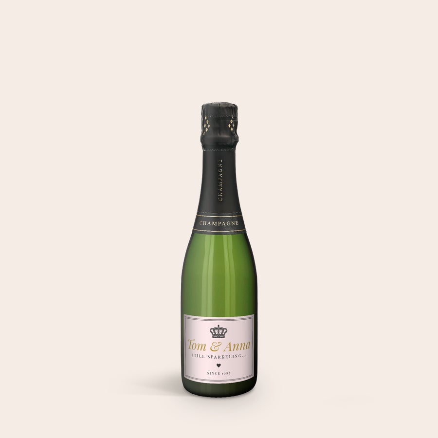 Champagne med egen etikett eller låda - René Schloesser (375ml) Flaska champagne med personlig etikett. Etiketten är tryckt med texten Tom & Anna, en krona och årtalet 1985.