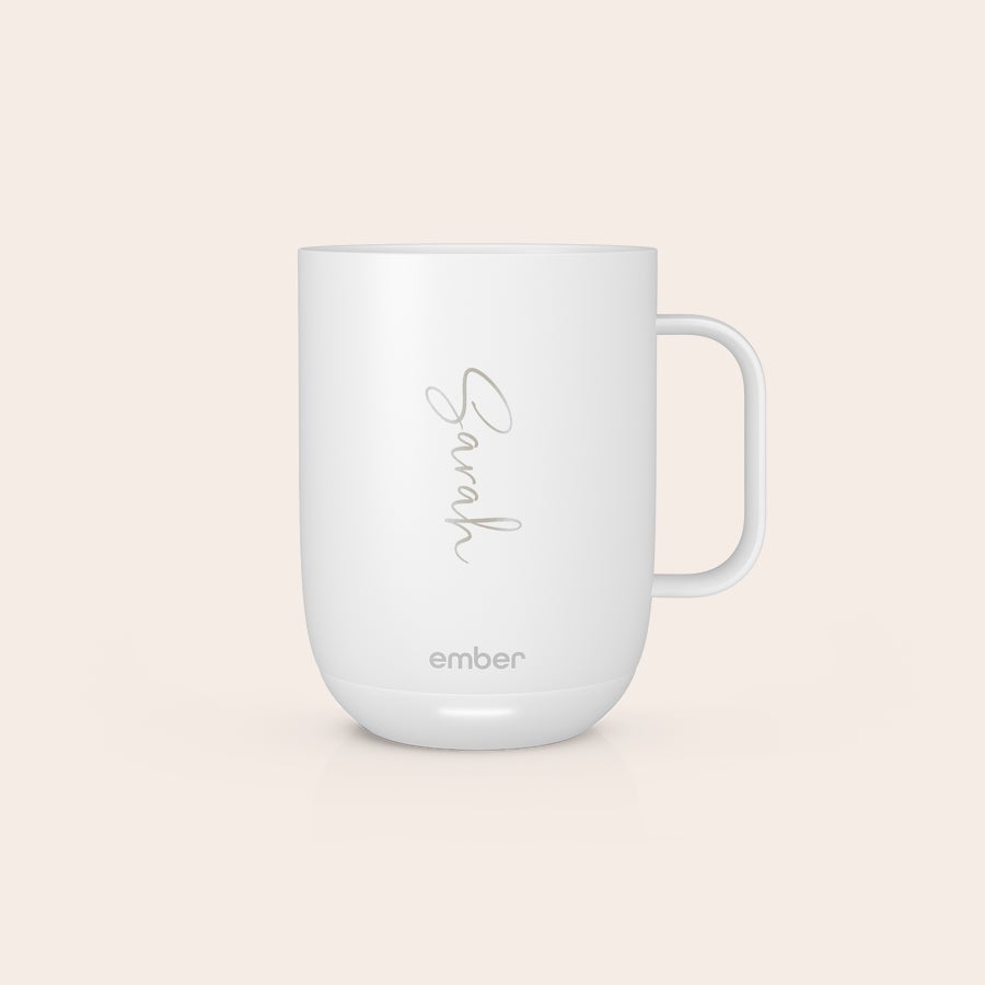 Ember Smart Control Mug Biely personalizovaný pohár Ember Control s vygravírovaným menom Sarah pre vychutnanie si každého dúšku.