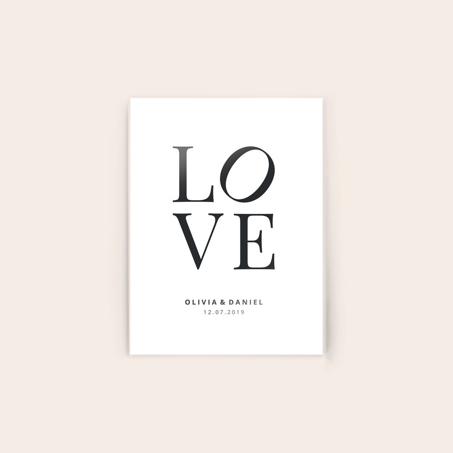 Foto em acrílico Foto em acrílico impressa com a palavra LOVE, nomes Olivia & Daniel e data 12.07.2019, fundo branco