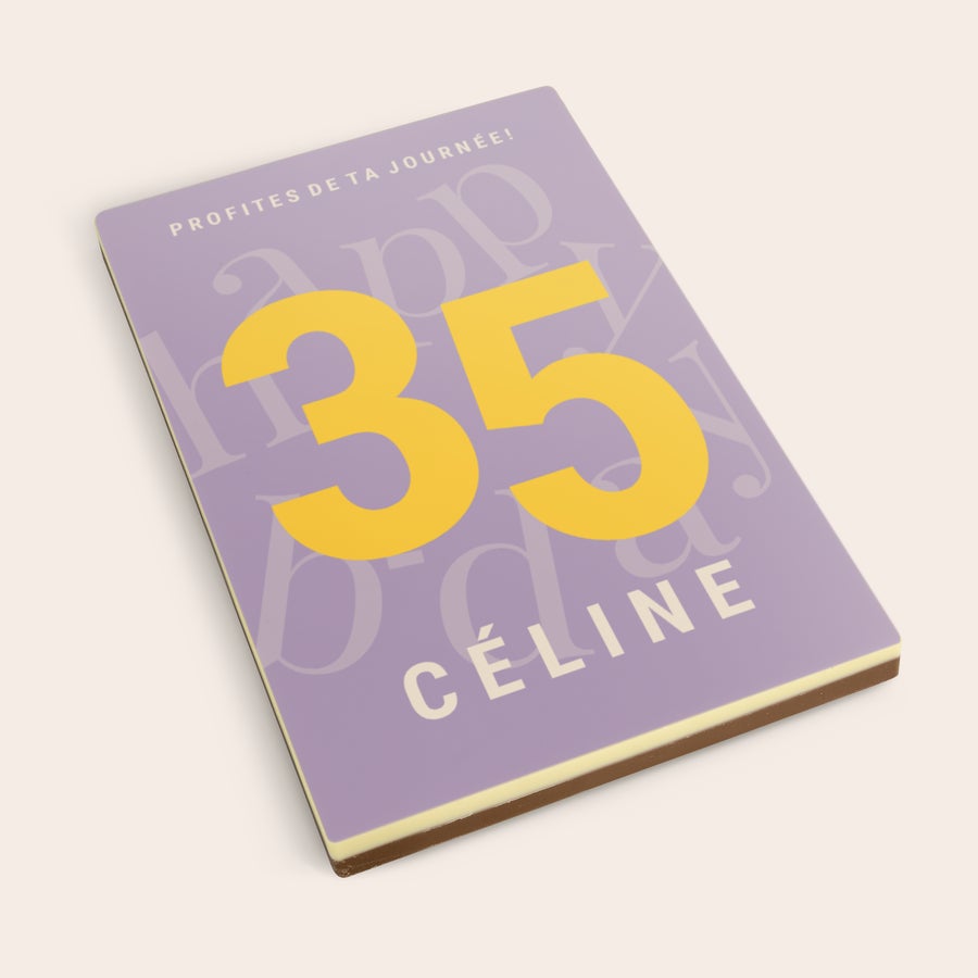Lettre en chocolat Lettre en chocolat personnalisée avec un motif lilas, les chiffres jaunes 35, le prénom CÉLINE et le message PROFITES DE TA JOURNÉE.
