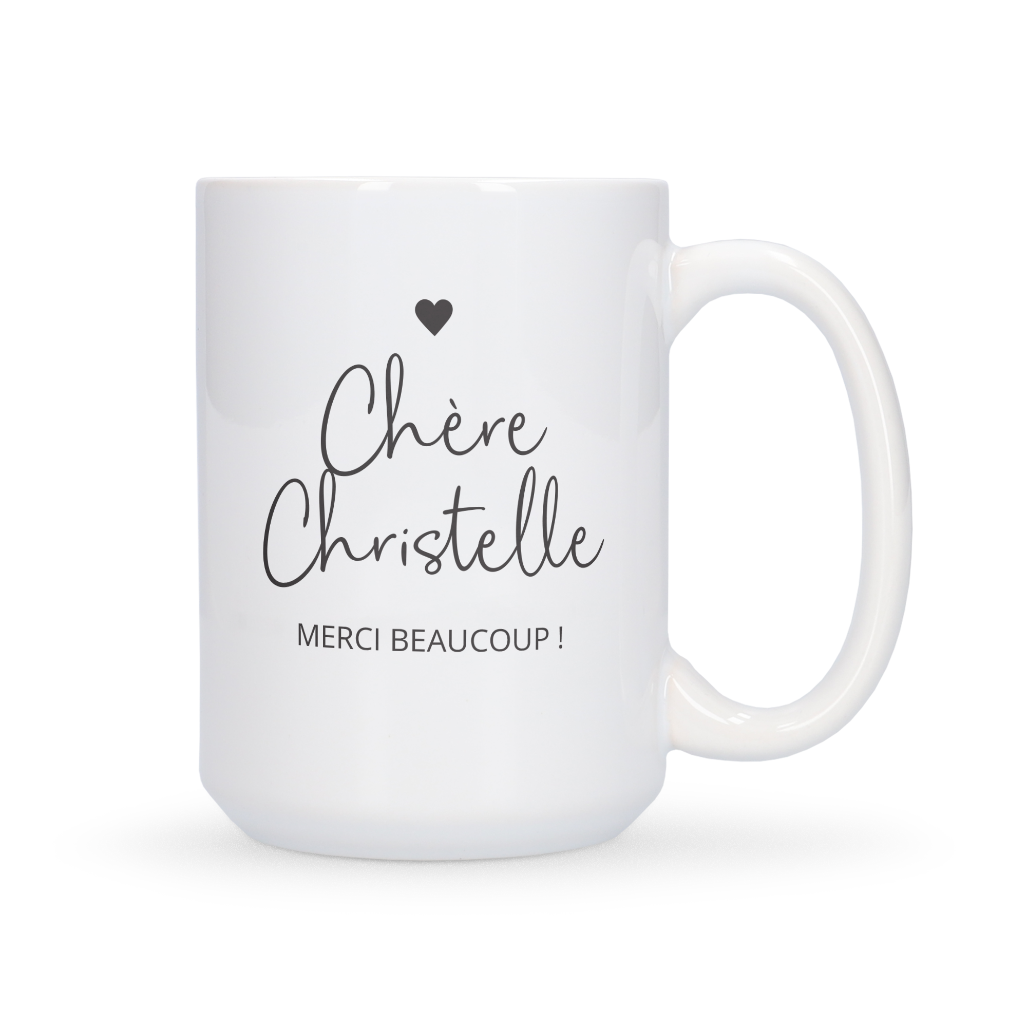 Grand mug blanc personnalisé avec le texte "Chère Christelle MERCI BEAUCOUP !" et un petit cœur, idéal pour chaque petit déjeuner.