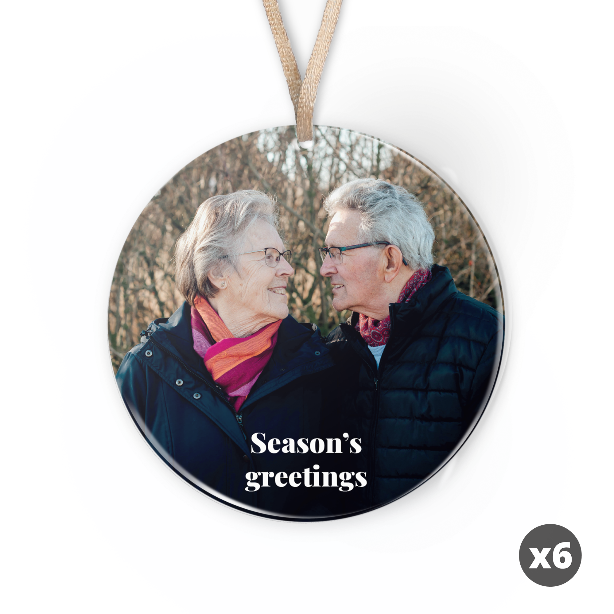 Decorazione natalizia personalizzata in plexiglass con foto di coppia e scritta Season's greetings stampata in bianco