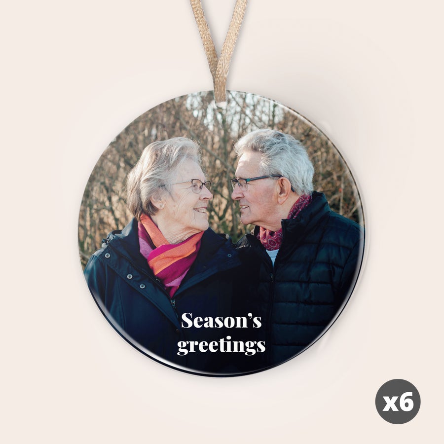 Henkilökohtaiset pleksilasiset joulukoristeet Yksilöllinen pleksilasinen joulukoriste, jossa on painettu kuva hymyilevästä vanhemmasta parista ja teksti Season's greetings