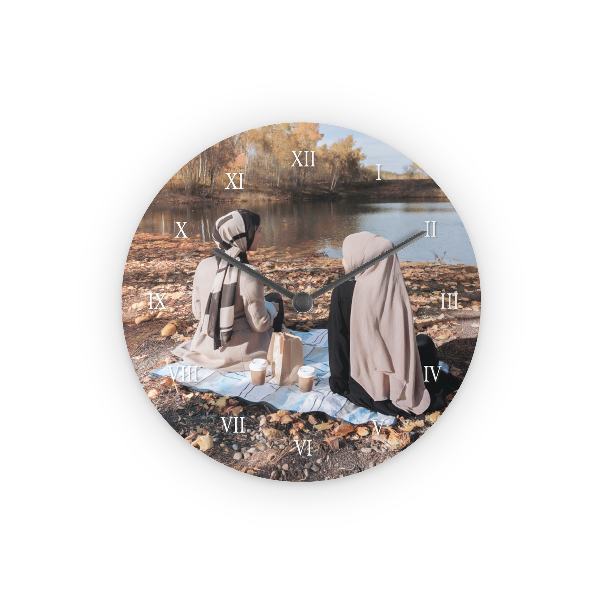 Personalisierte Uhr mit eigenem Foto bedruckt, darauf zwei Frauen bei einem Picknick am See, römische Ziffern.