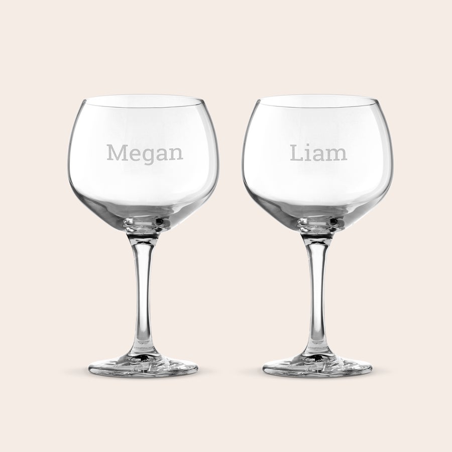 Copa de Gin Tonic grabada Dos copas de gin tonic con los nombres Megan y Liam grabados, personalizadas para bebidas especiales.