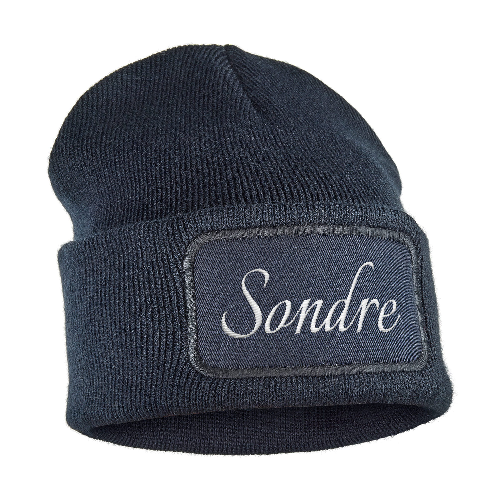 Mørkeblå beanie med Sondre brodert i hvit skrift på en tekstilapp, holder små ører varme.