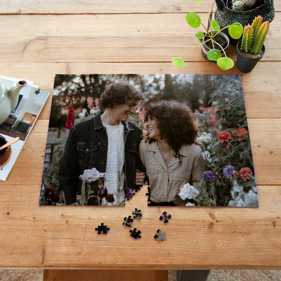 Puzzle Personalisiert - Groß Personalisiertes Fotopuzzle mit Paarfoto und fehlenden Teilen auf Holztisch gedruckt, um Liebste zu überraschen