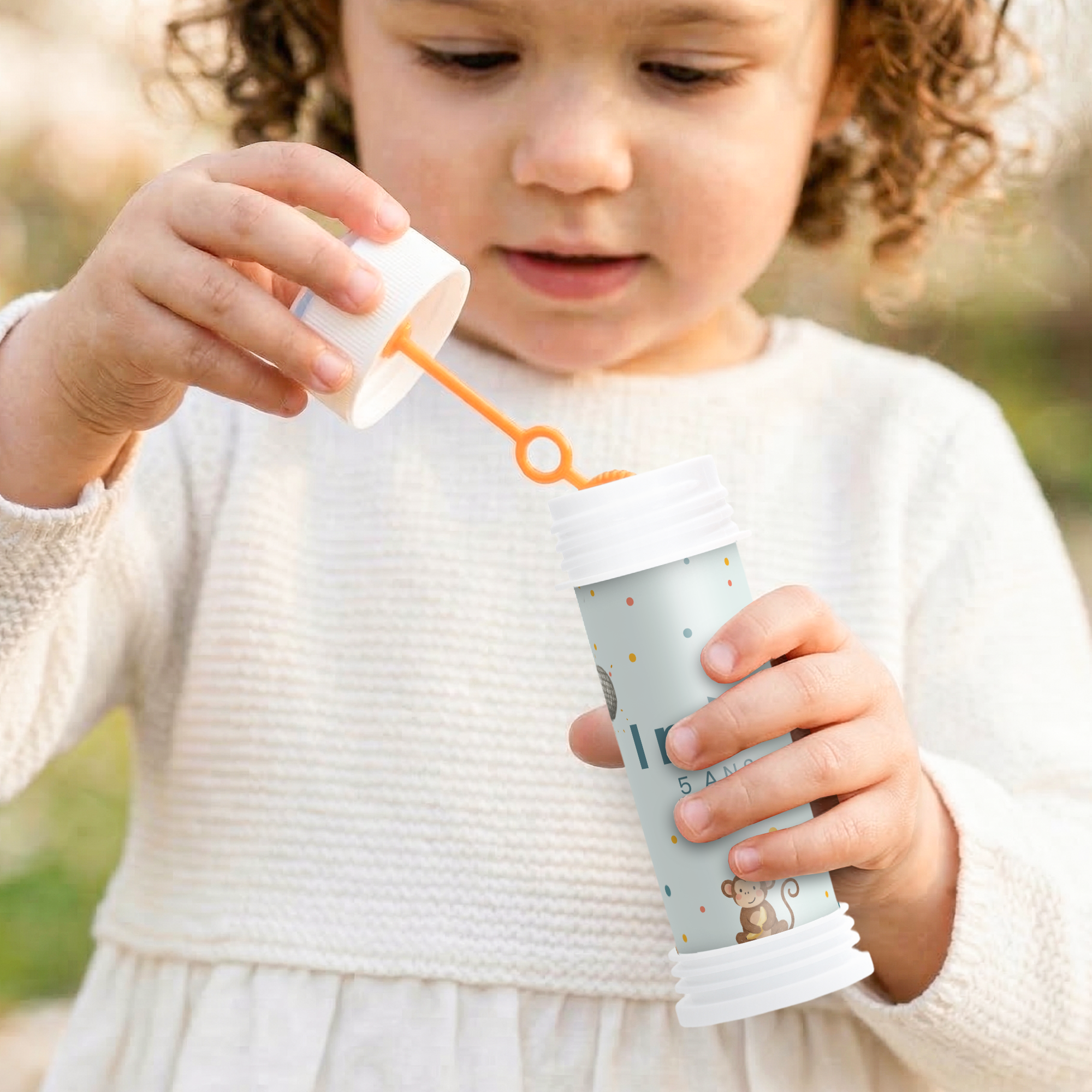 Tubes à bulles personnalisés - lot de 100 imprimés avec un prénom et un motif animaux, tenus par un enfant