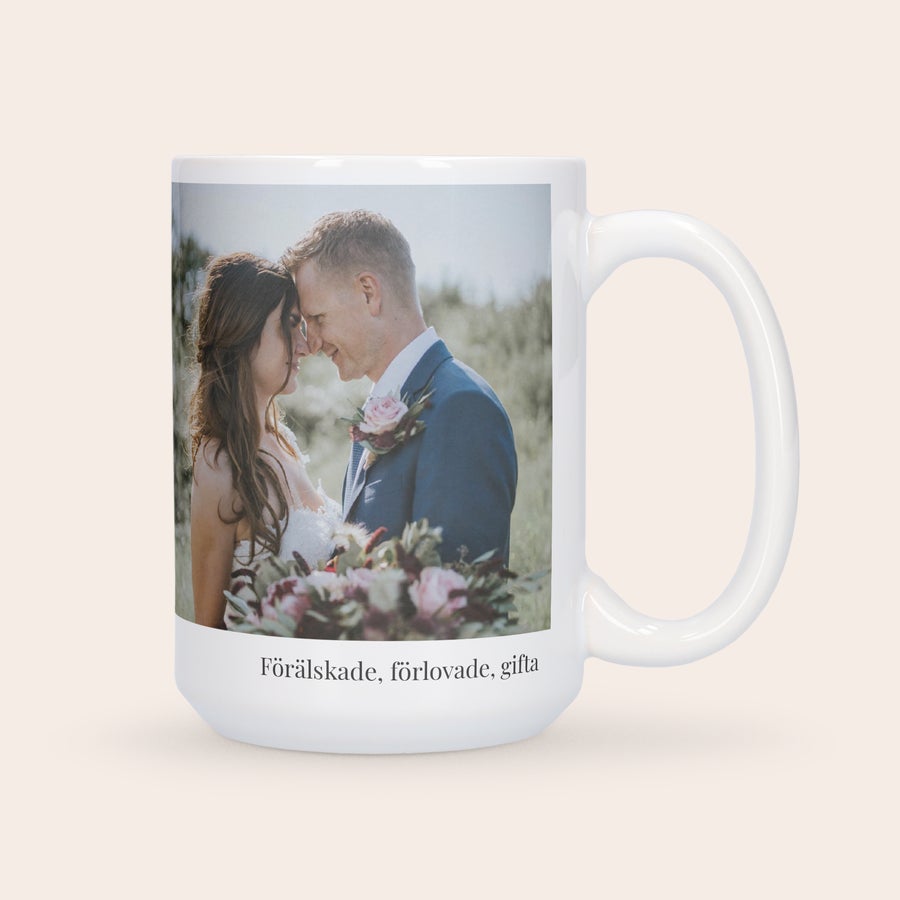 XXL-mugg med foto En vit tryckt XXL-mugg med ett personligt foto på ett brudpar och texten "Förälskade, förlovade, gifta"