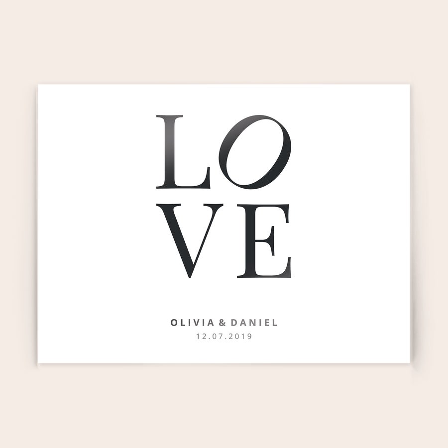 Foto em acrílico Foto em acrílico impressa com "LOVE" em destaque, nomes "Olivia & Daniel" e a data "12.07.2019"