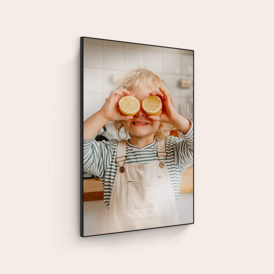 Foto en madera Panel fotográfico de madera ChromaLuxe personalizado con la foto de un niño rubio jugando con limones.