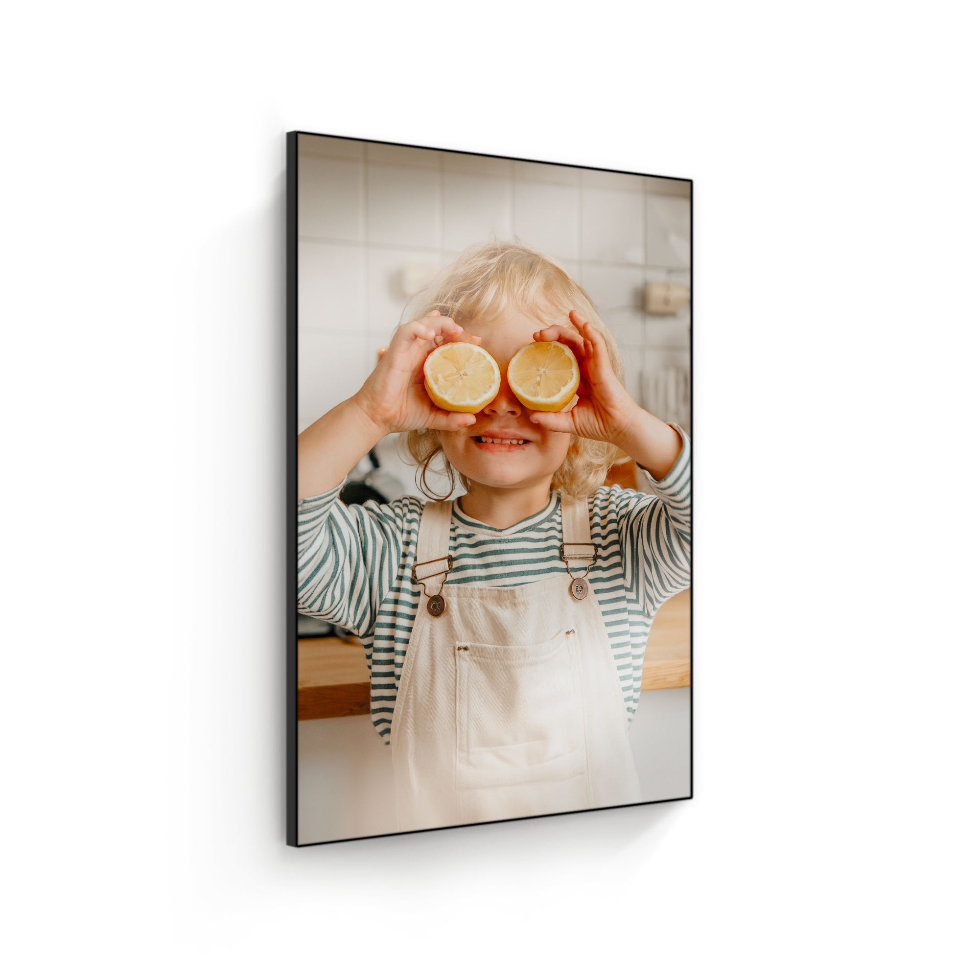 ChromaLuxe träfotopanel med ett roligt foto av ett barn som håller citronhalvor för ögonen tryckt på, för att överraska någon