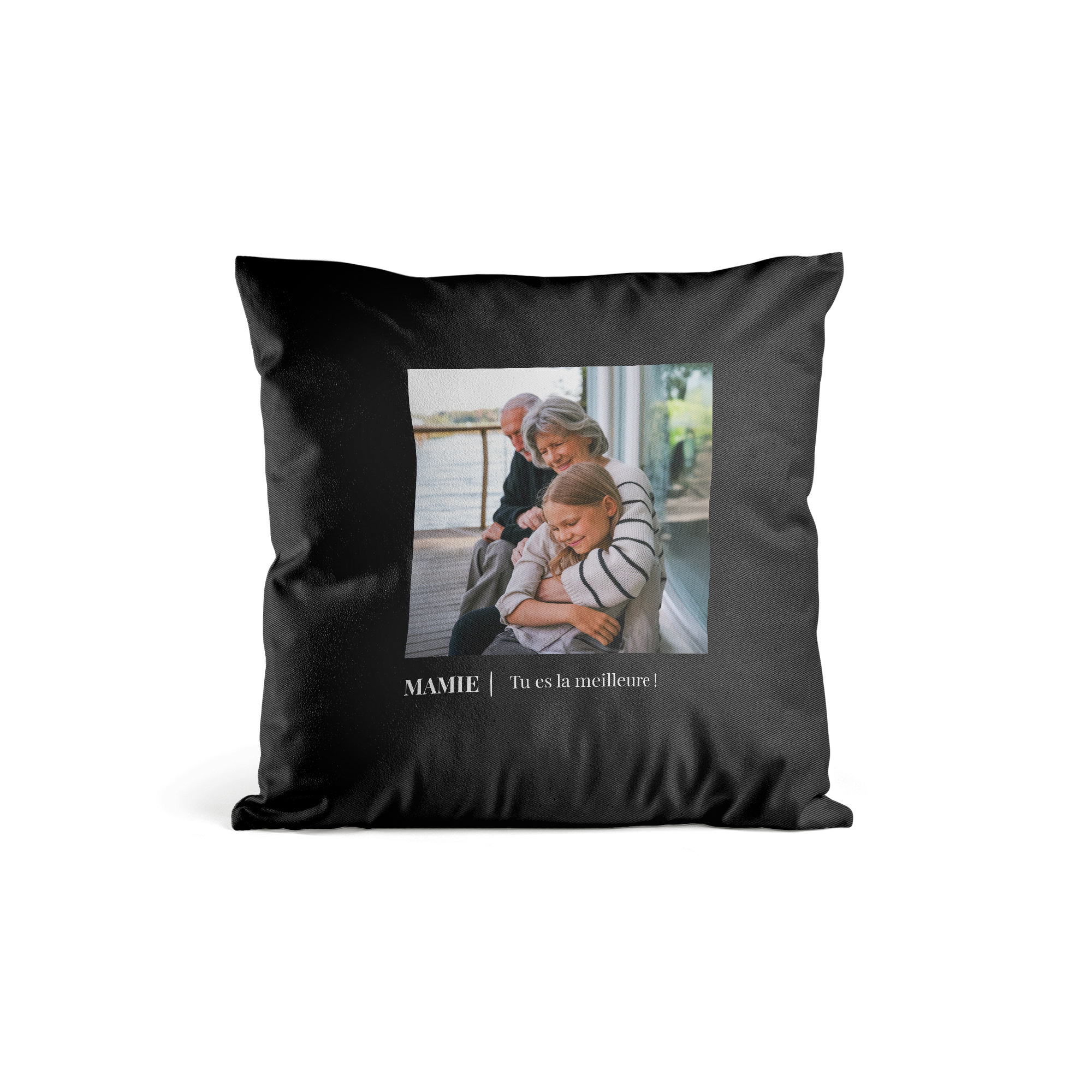 Coussin couleur noir avec une impression personnalisée photo de famille et le texte Mamie Tu es la meilleure