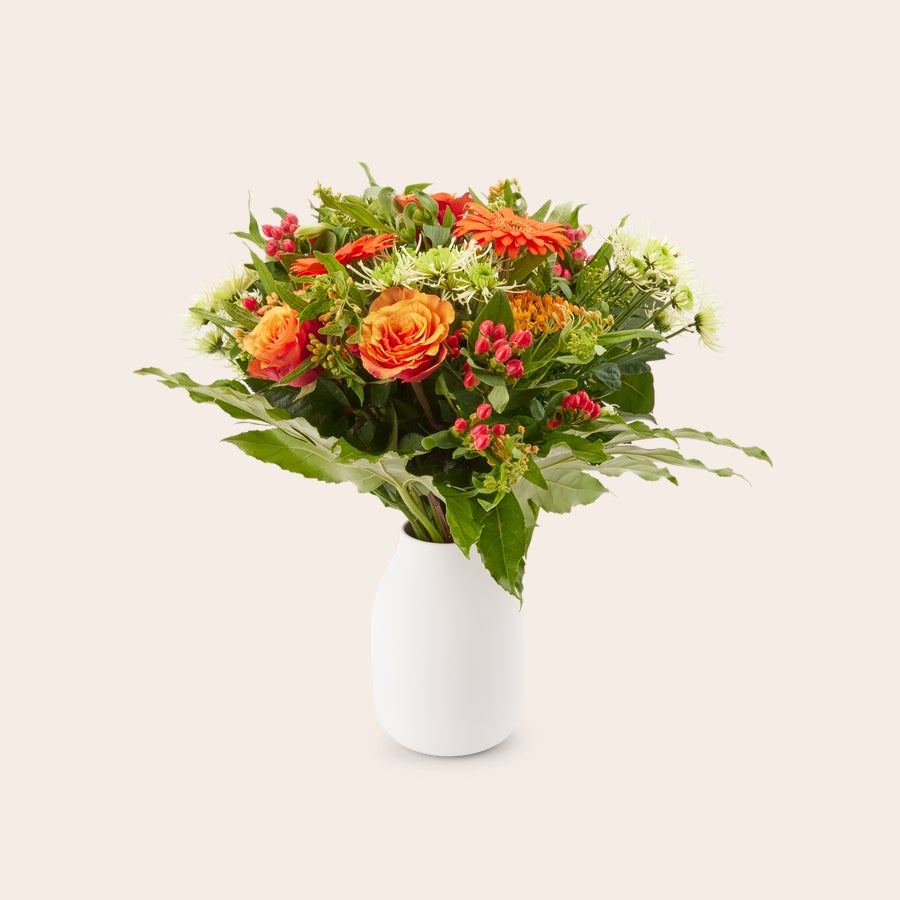 Boeket Oranje Boeket met oranje rozen en gerbera's in witte vaas, inclusief gratis cadeaukaartje.