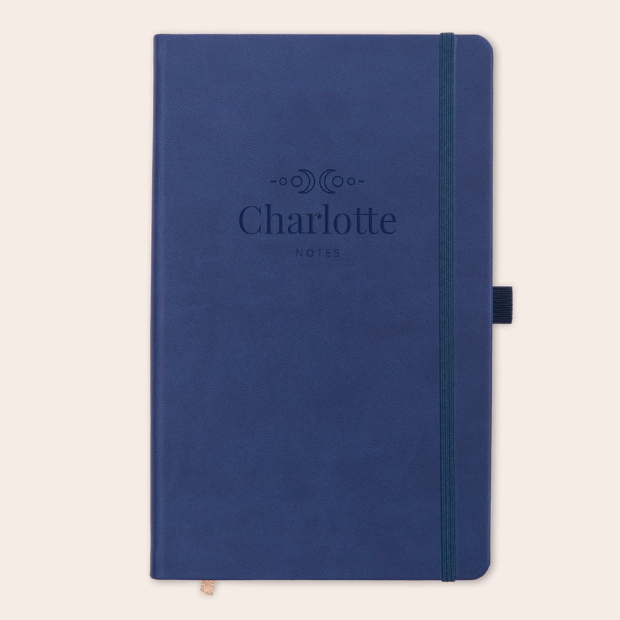 Caiet cu nume Notebook albastru personalizat, gravat cu textul Charlotte si desene cool, cu elastic asortat si aspect de piele.