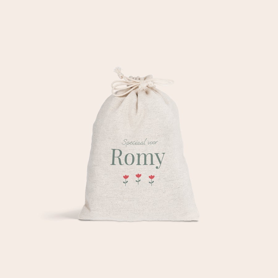 Katoenen zakje - Pasen Gepersonaliseerd katoenen zakje voor Pasen, bedrukt met de naam Romy en drie rode tulpen, ideaal voor lenteverrassingen.