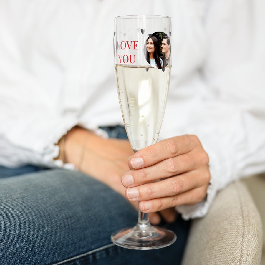 Copas de champán - Plástico - Impresa Copa de champán personalizada con foto de una pareja sonriente, "LOVE YOU" y pequeños corazones negros impresos.