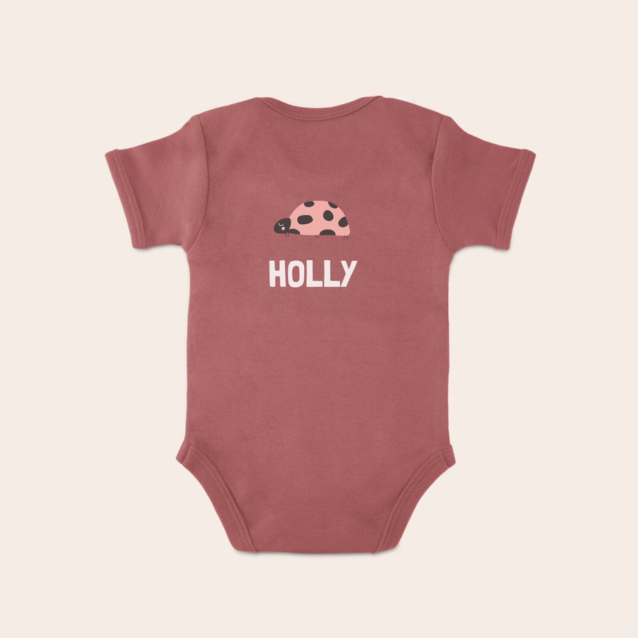 Otroška obleka Roza otroški kombinezon potiskan z pikapolnico in imenom Holly, presenetite novopečene starše.