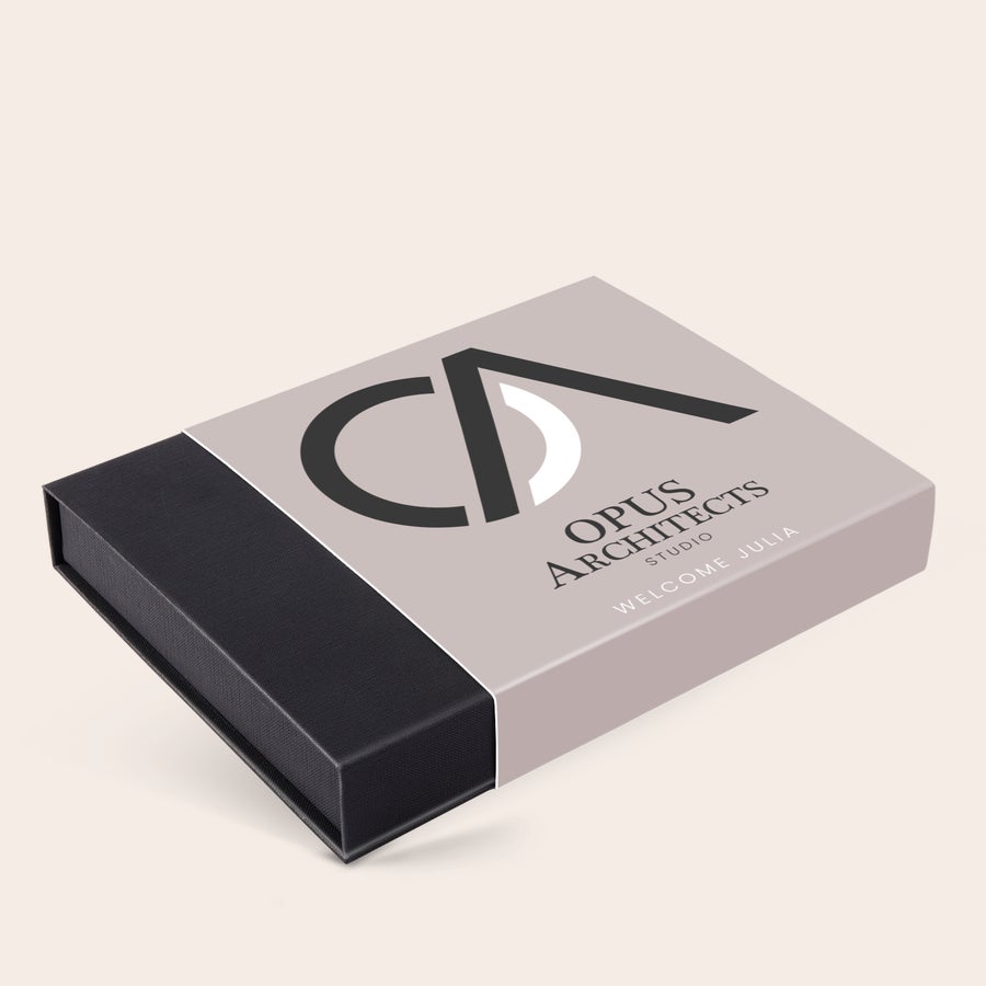 Personliga chokladask - alla hjärtans dag Lyxig choklad presentförpackning med grått lock tryckt med anpassad logga och texten Welcome Julia