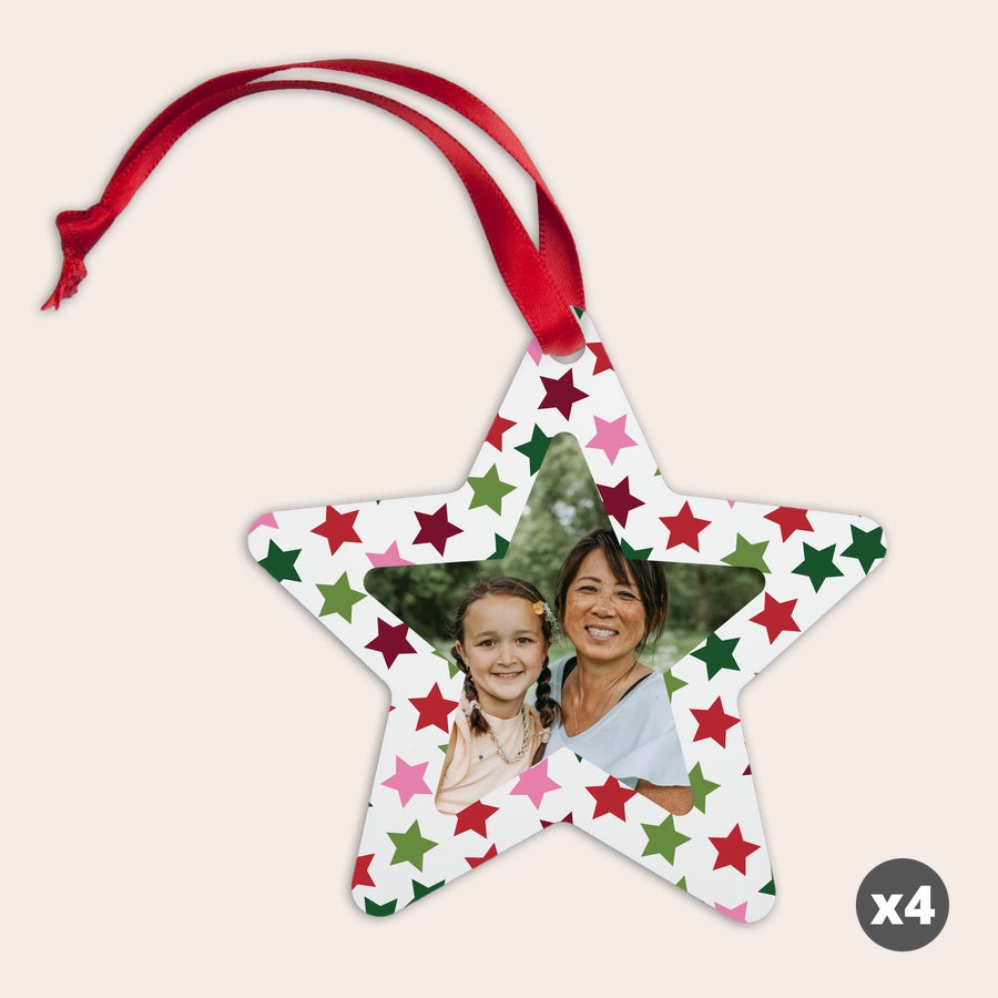 Decoraciones de Navidad Adorno navideño de aluminio con forma de estrella. Tiene una foto personalizada de una mujer y una niña impresas, rodeadas de estrellas rojas, verdes y rosas. Incluye una cinta roja para colgar.
