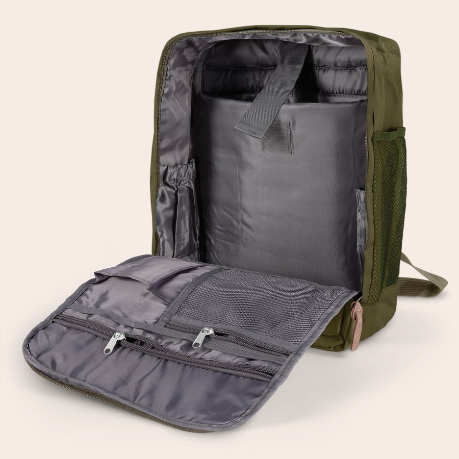 Zaino Personalizzato con Nome Zaino verde militare con apertura frontale che rivela tasche e scomparti interni per il laptop. Ordina un carinissimo zaino stampato con nome!